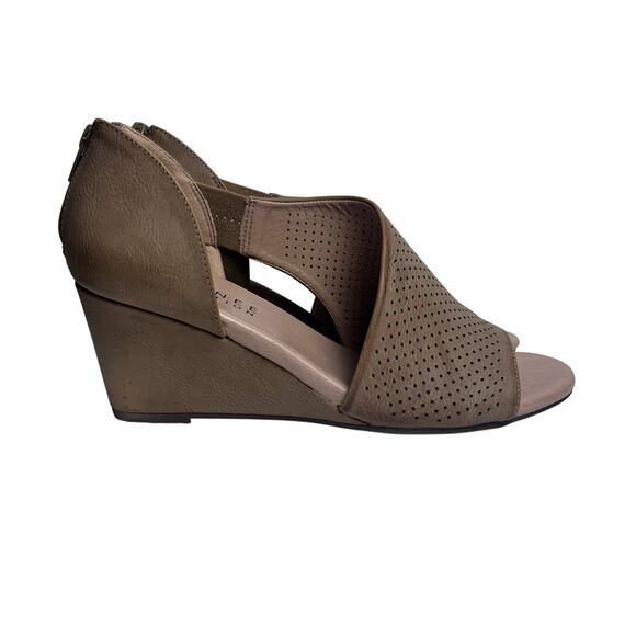 NWB: Journee Collection Aretha 2.75" Wedge Sandals in Nude Size 9 - Picture 7 of 10